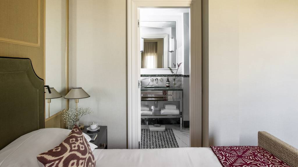 EXECUTIVE-CAMERA-523-VISTA-VERSO-BAGNO
