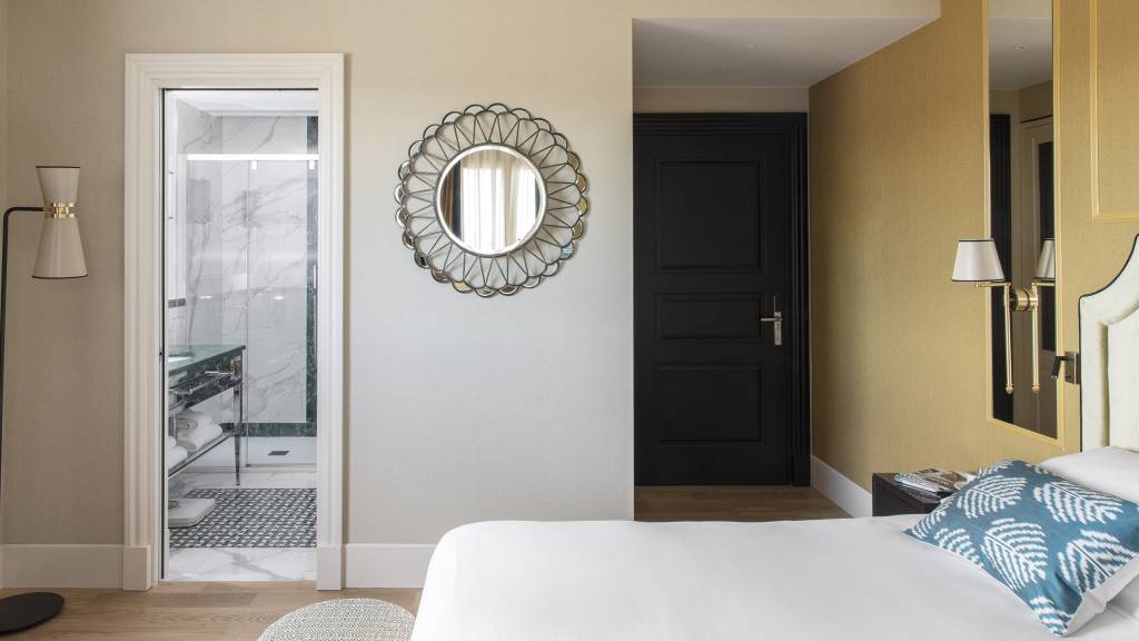 EXECUTIVE-CON-BALCONE-CAMERA-622-VERSO-BAGNO