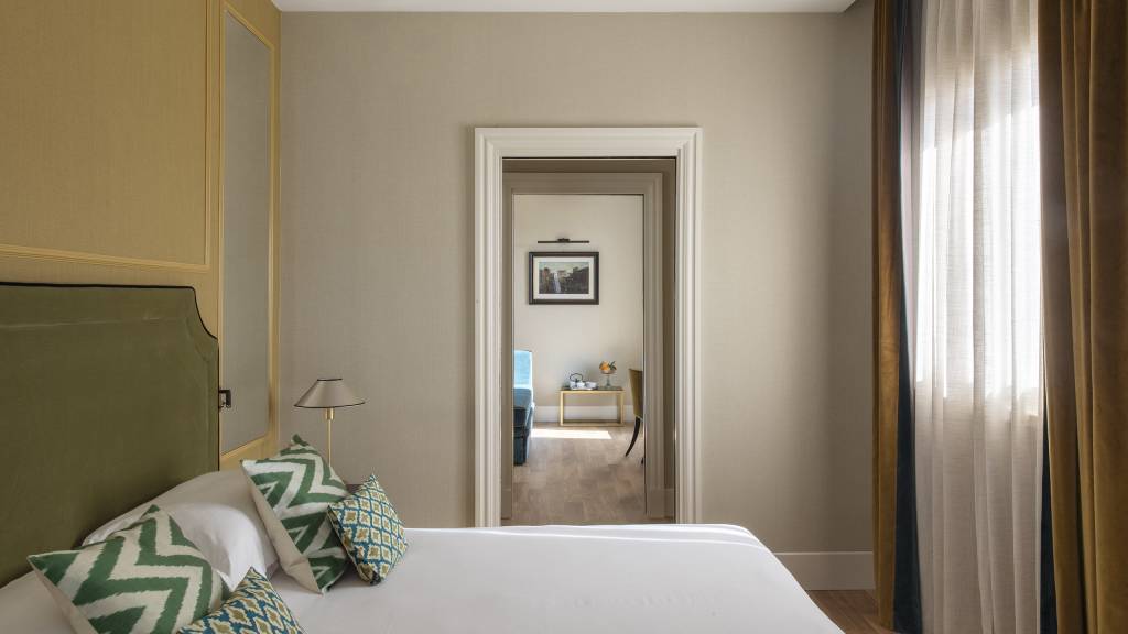 EXECUTIVE-SUITE-621-CON-BALCONE-CAMERA-LETTO-2