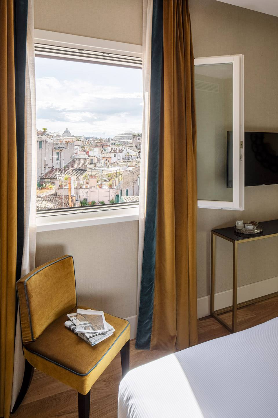 EXECUTIVE-SUITE-CON-BALCONE-621-VISTA-ESTRNA-DA-CAMERA