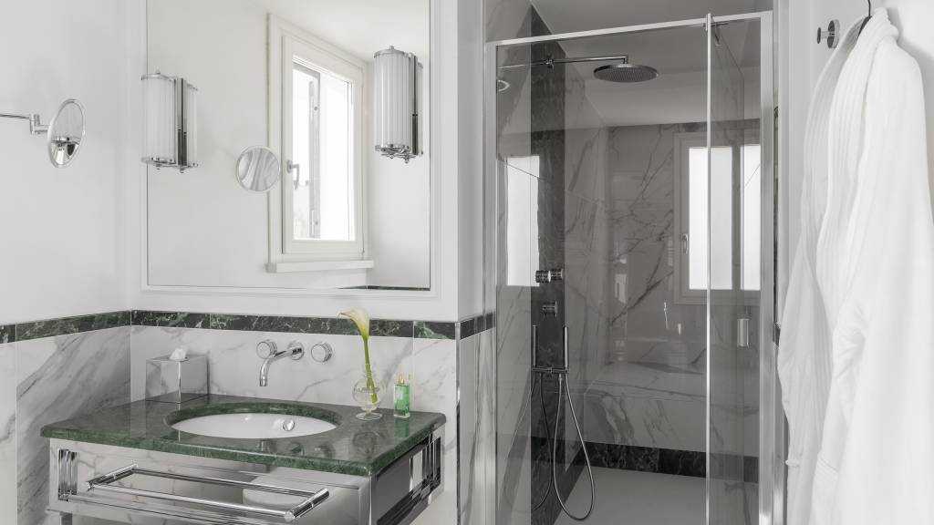 EXECUTIVE-SUITE-CON-BALCONE-BAGNO-CAMERA-621