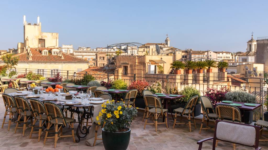 ROOFTOP-PANORAMICA-TAVOLO-SOCIALE--E-TAVOLINI