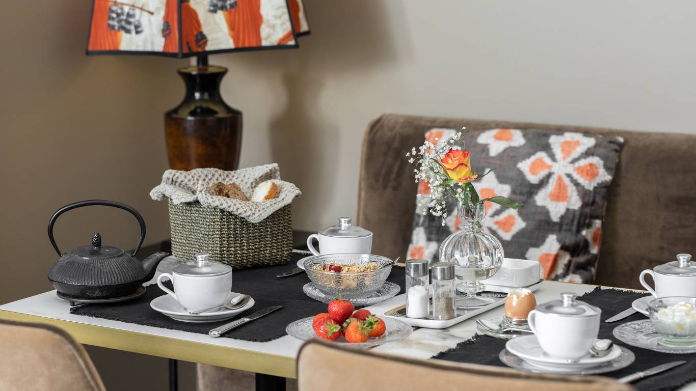 SALA-COLAZIONE-DETTAGLIO-TAVOLINO-ALLESTITO-8-