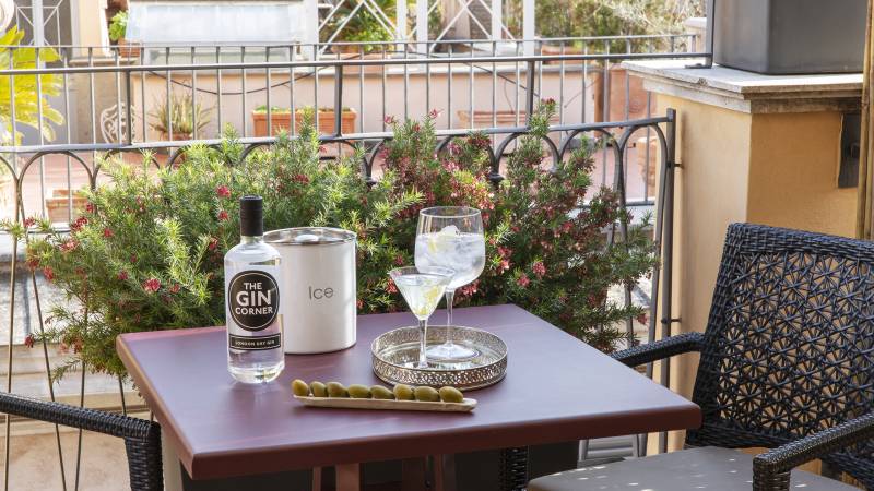 DELUXE-CON-TERRAZZO-421-422-423-TAVOLO-ESTERNO-APERITIVO
