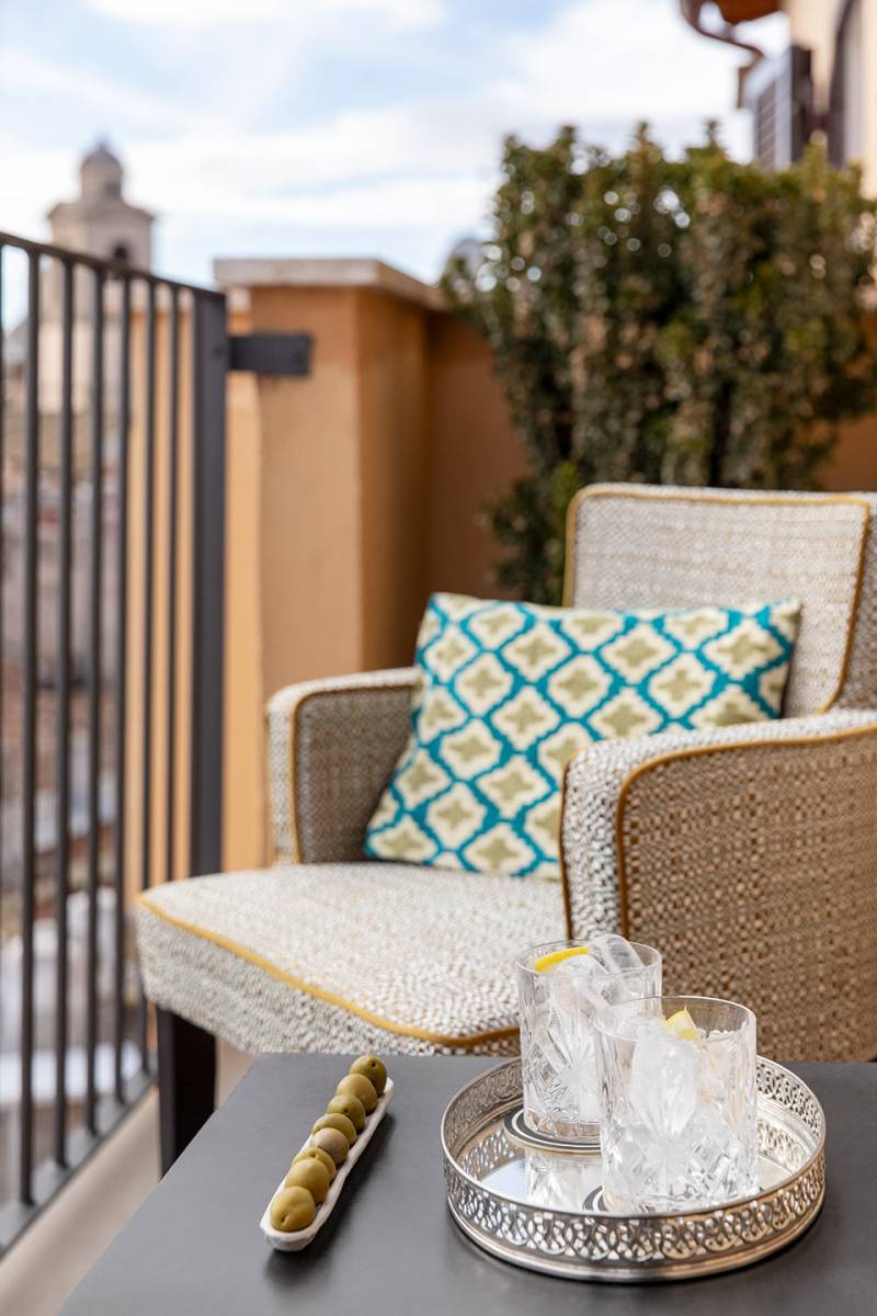 EXECUTIVE-SUITE-CON-BALCONE-621-DETTAGLIO-POLTRONA